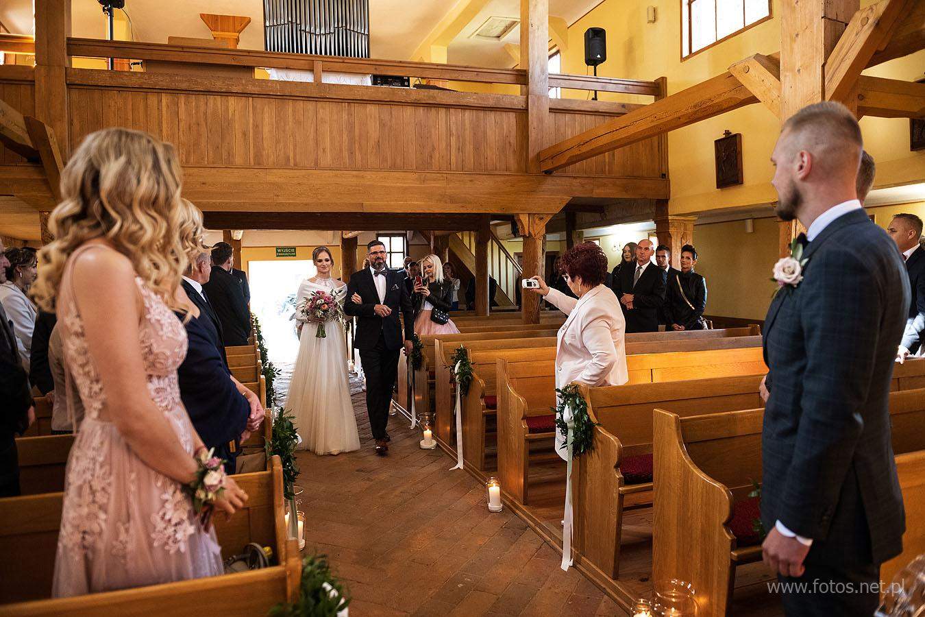 ślub w drewnianym kościele giżyn