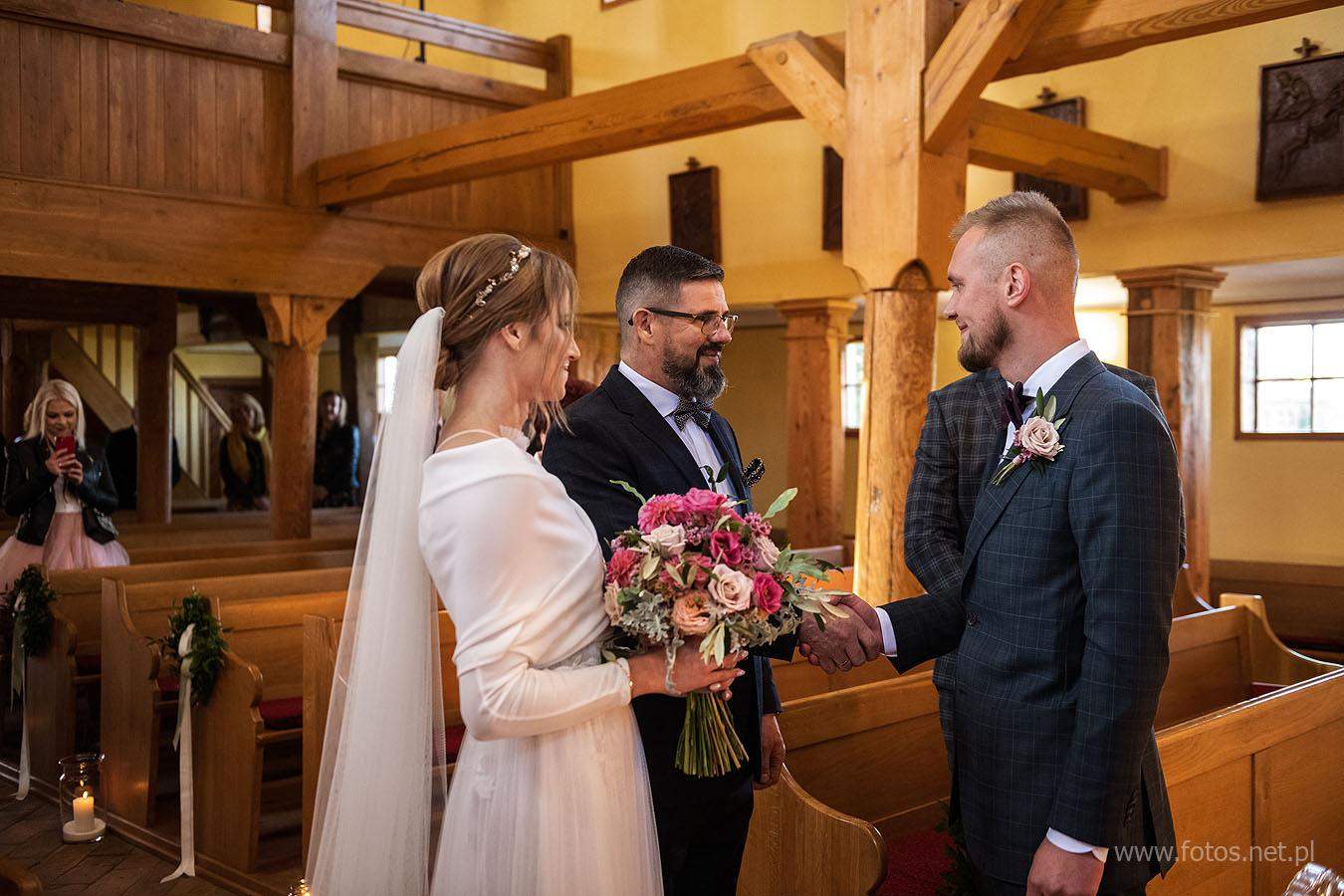 ślub w drewnianym kościele giżyn