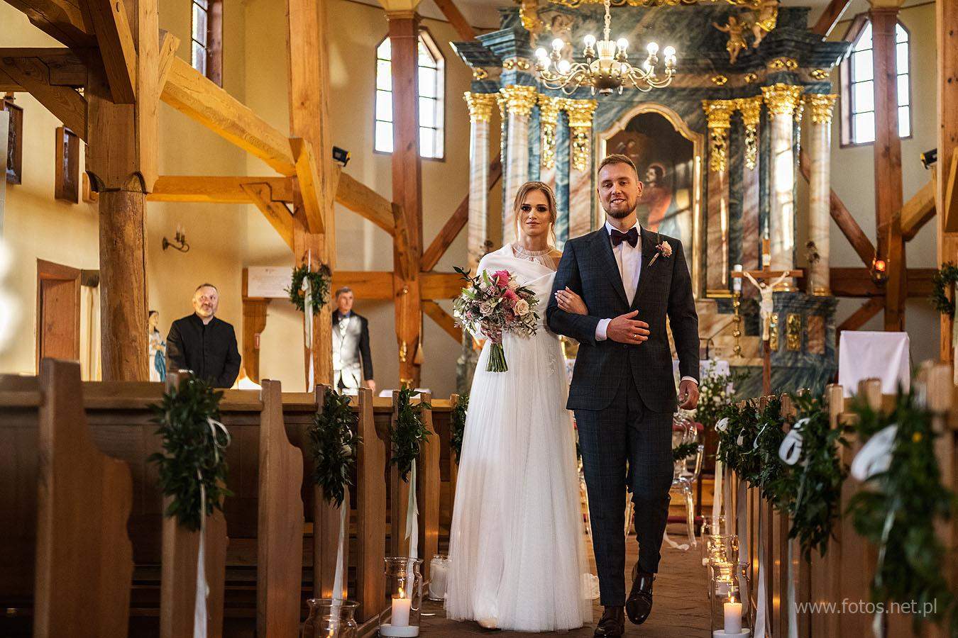 ślub w drewnianym kościele w giżyn