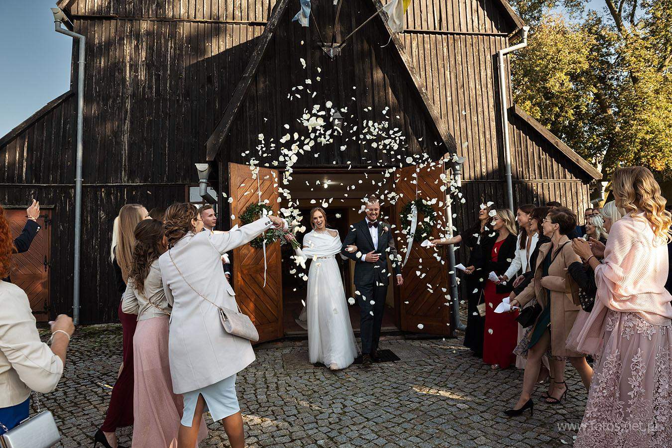 ślub w drewnianym kościole wielkopolska