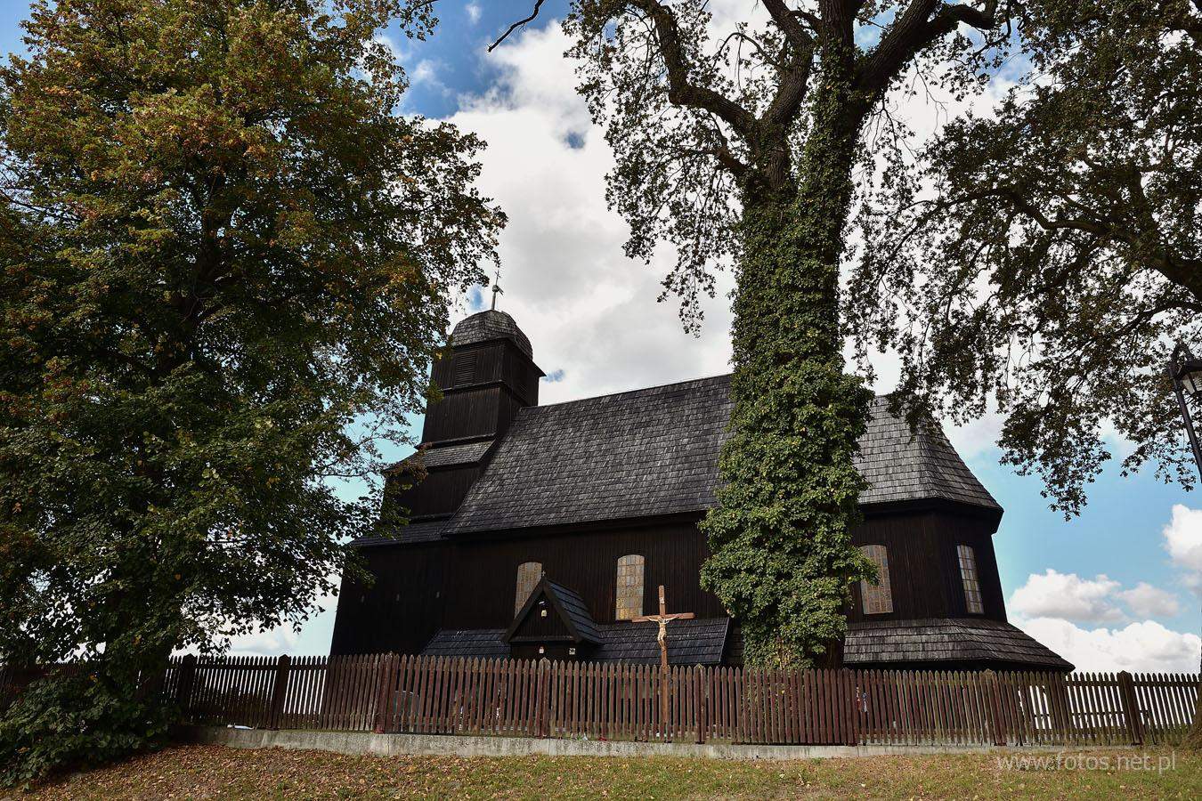 ślub w zabytkowym drewnianym kościele w Trzebicku. Fotografia ślubna Wrocław