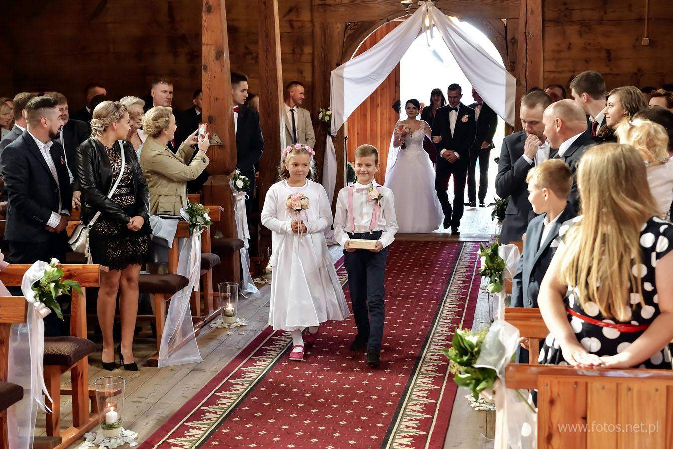 ślub w drewnianym kościółku w Trzebicku. Fotografia ślubna Poznań