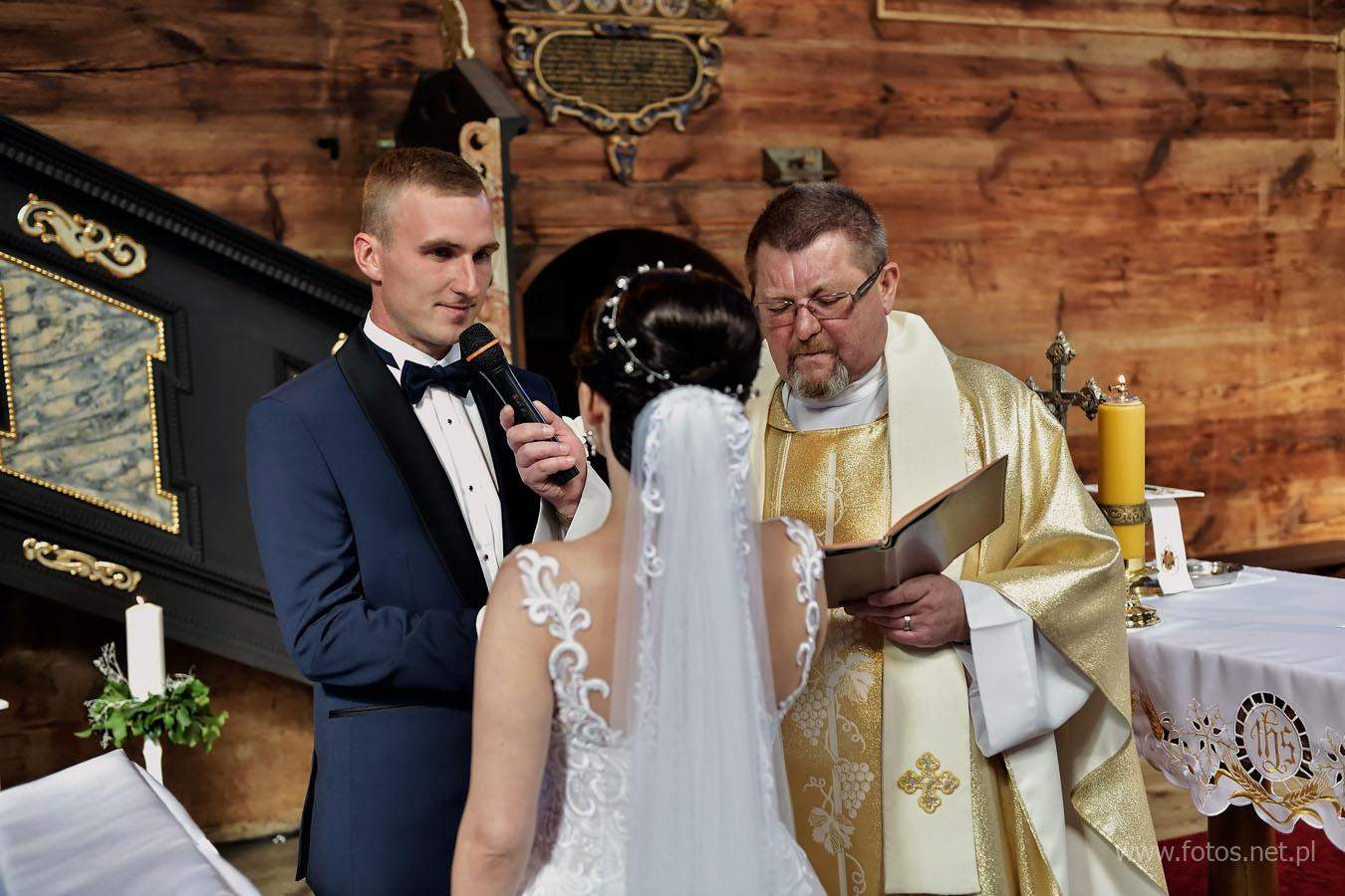 ślub w drewnianym kościółku w Trzebicku.