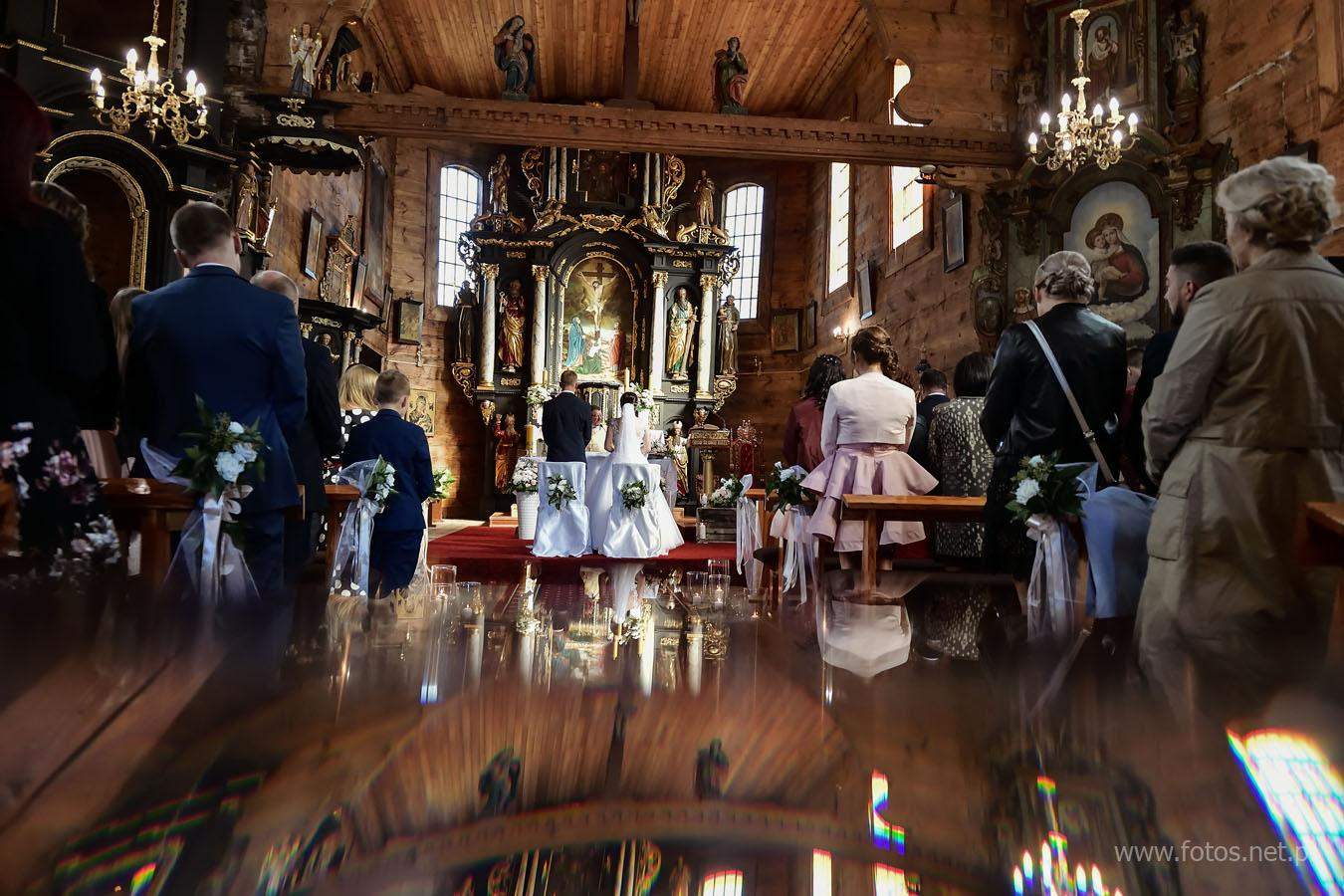 ślub w drewnianym kościółku w Trzebicku.