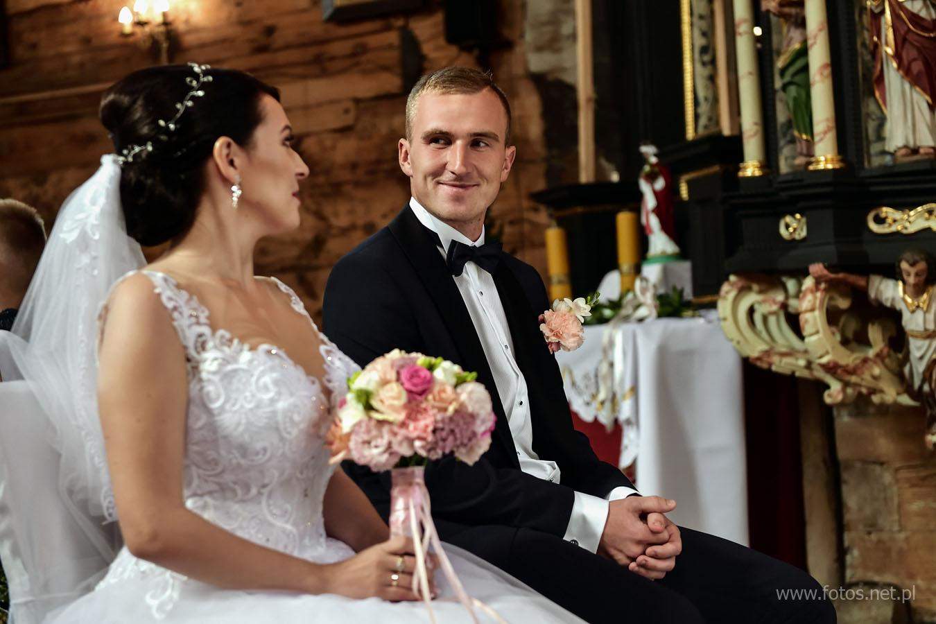 ślub w zabytkowym drewnianym kościele w Trzebicku. Fotografia ślubna Kalisz