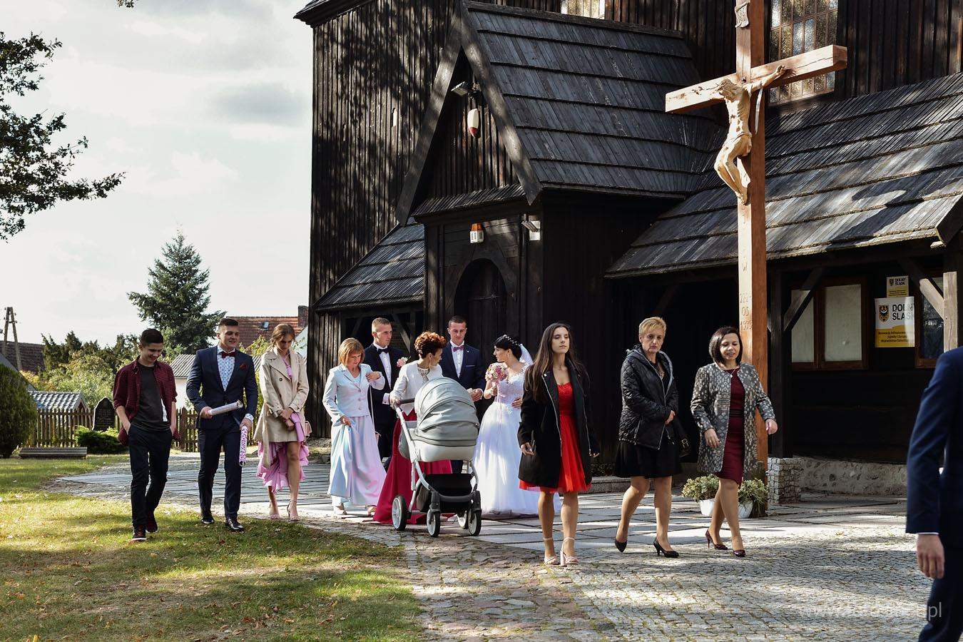 ślub w zabytkowym drewnianym kościele w Trzebicku. Fotografia ślubna Kalisz