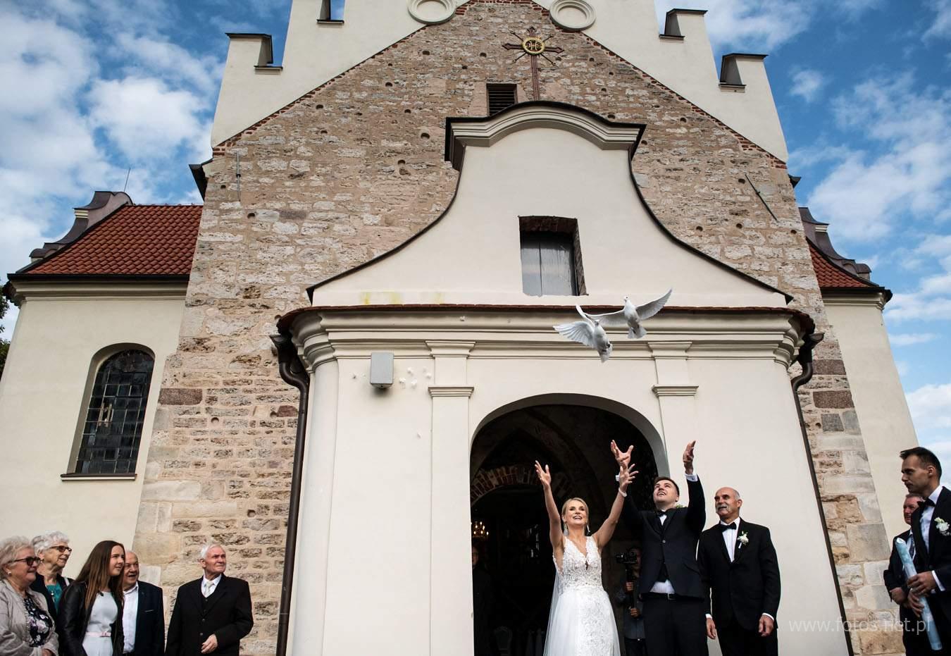 Wesele i sesja ślubna na zamku i w ogrodzie zamkowym Zamku Gutów. Fotografia ślubna Kalisz