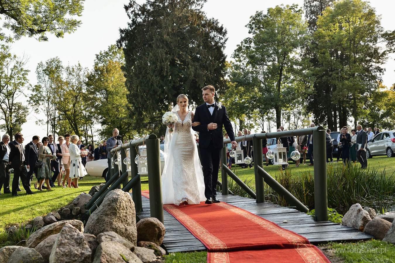 Wesele i sesja ślubna na zamku i w ogrodzie zamkowym Zamku Gutów. Fotografia ślubna Kalisz